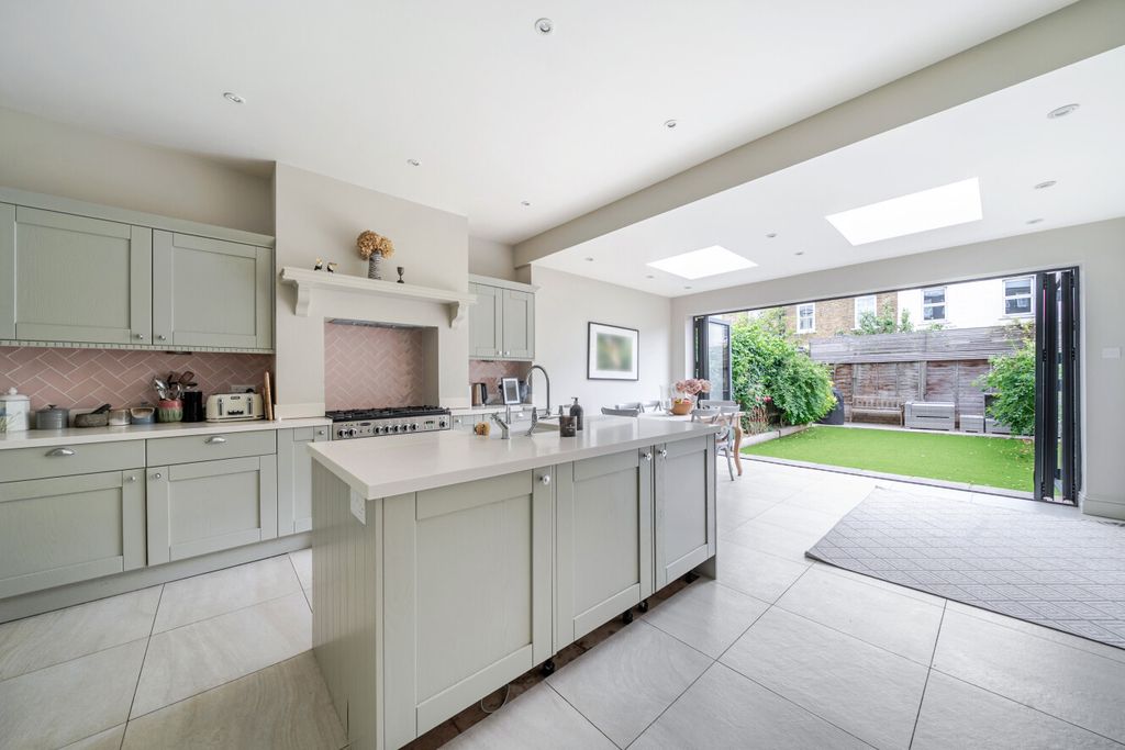 Property photo 1 of 18 1468954-1-6A29357...