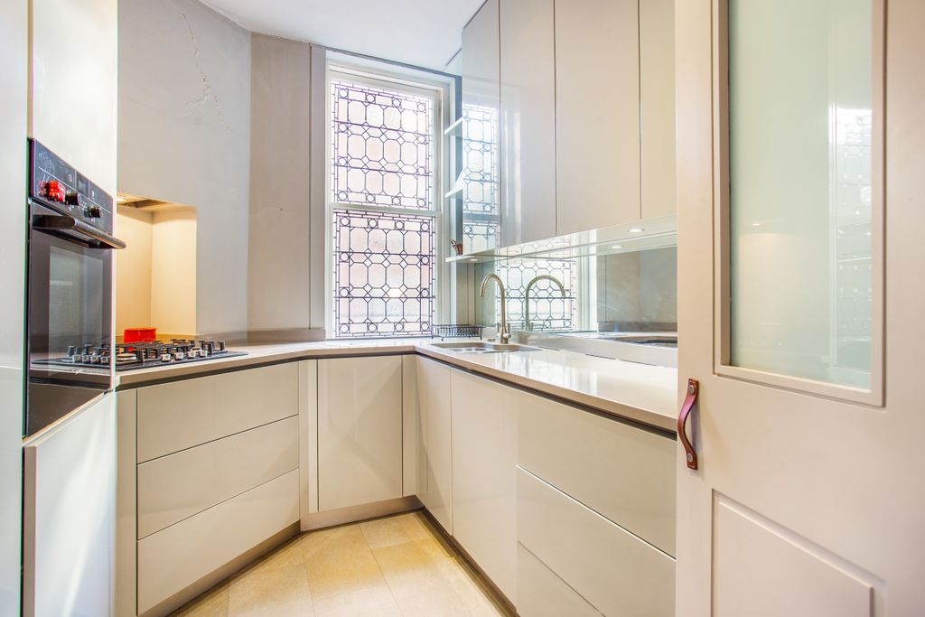 Property photo 3 of 12 Cadogan Gardens Lond
