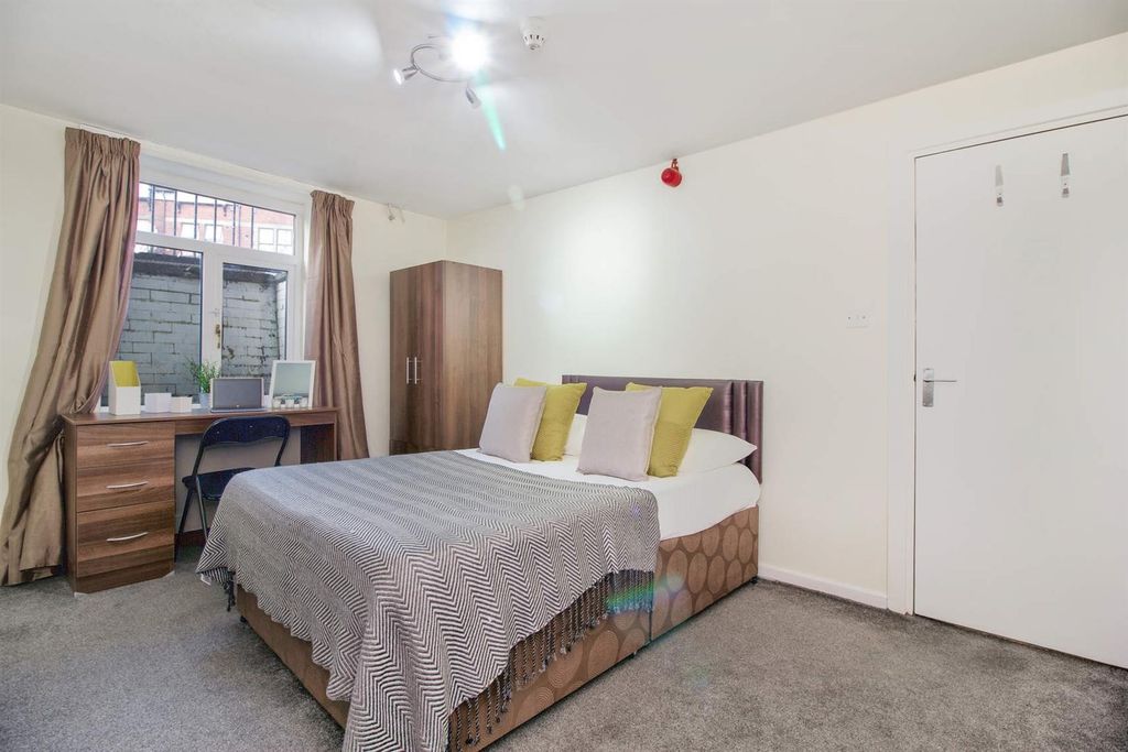 Property photo 3 of 10 Bright Bedroom With Double Bed And Study Desk...