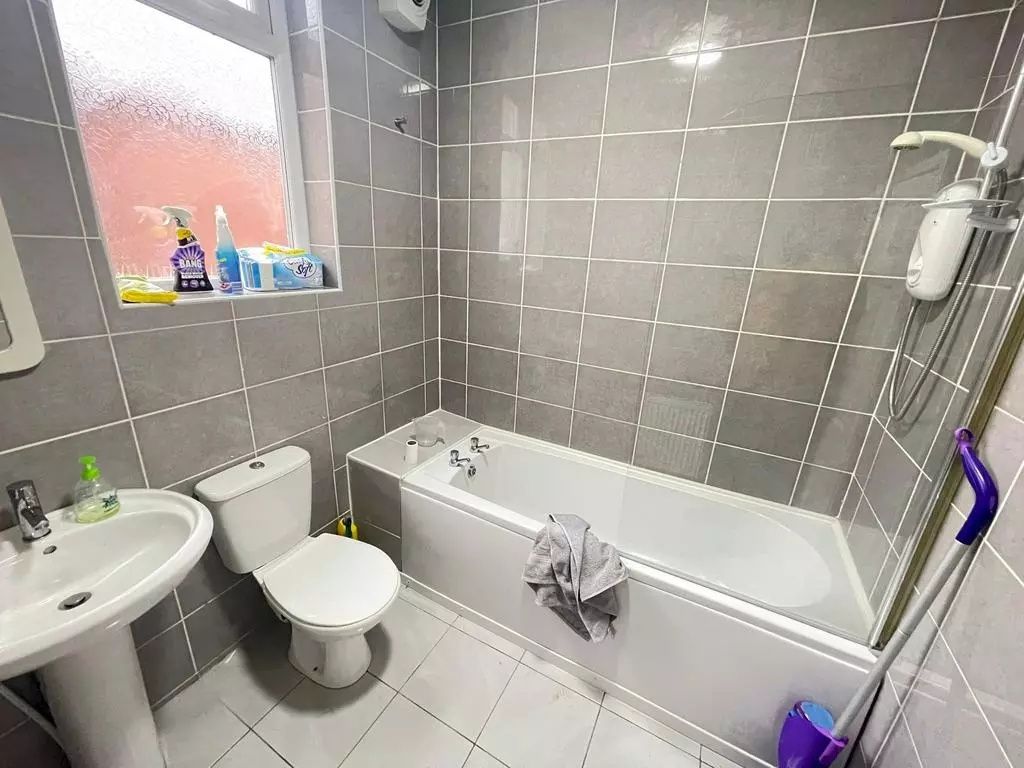 Property photo 2 of 6 A Modern Bathroom Suite Featuring A Clean White Ba...
