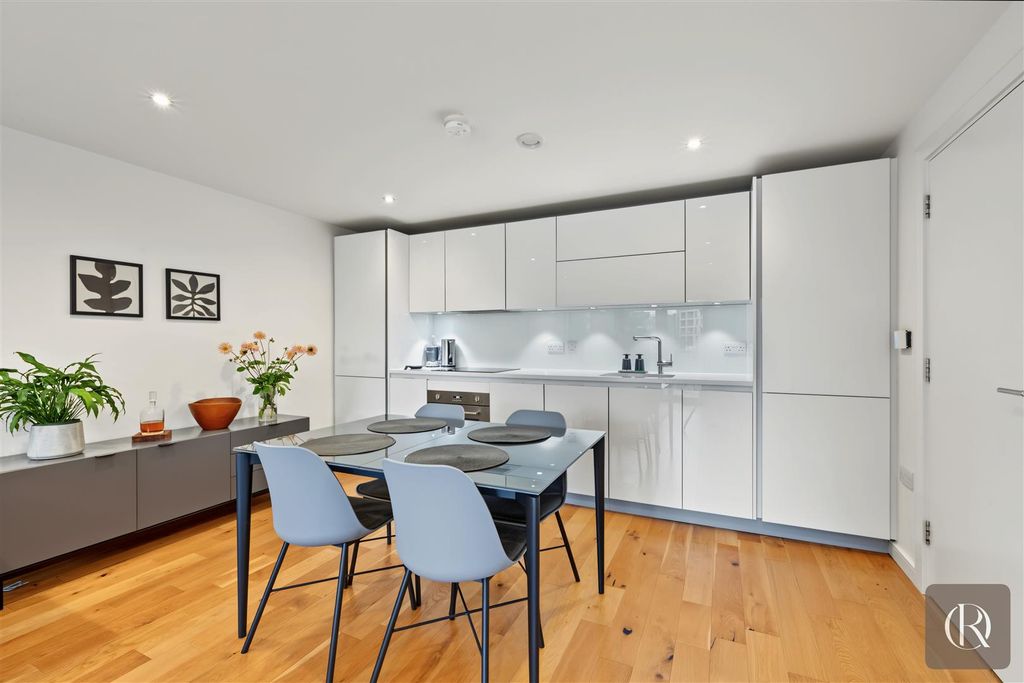 Property photo 2 of 13 Flat 4, 8 Henry Road, London Sw9 7Bq-With Watermar
