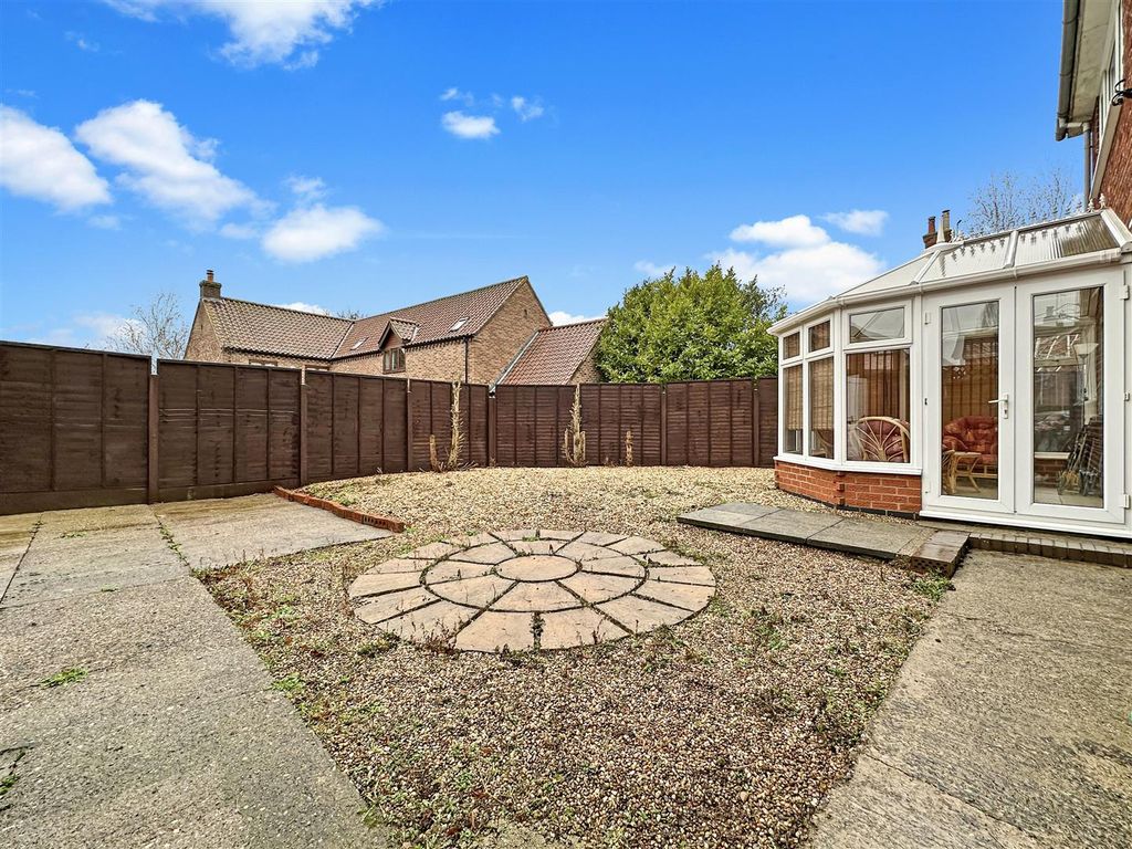 Property photo 3 of 22 Low-Maintenance Garden 481