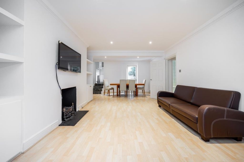 Property photo 2 of 12 Lounge 2