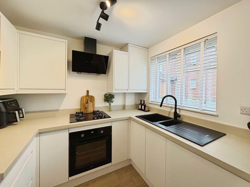 Property photo 3 of 21 Kitchen