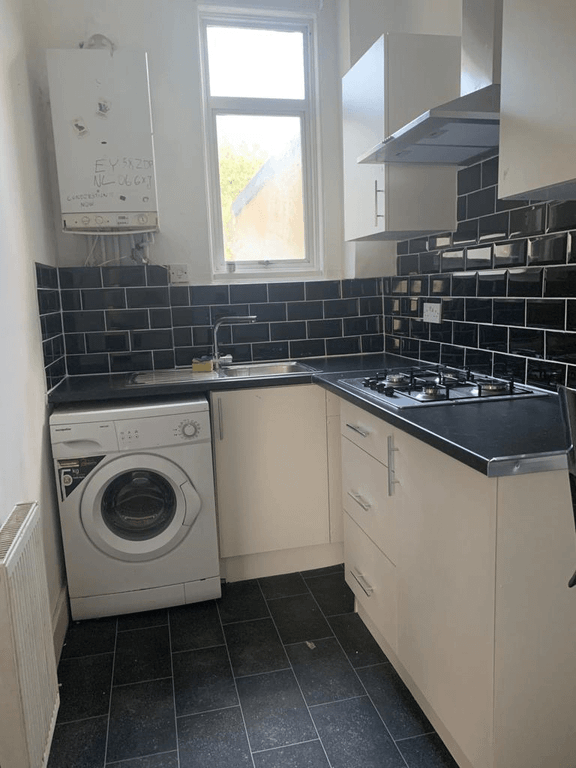 Property photo 1 of 8 One Bedroom Ground Floor Flat Close To Seven King Station- Three To Six Month Rental
