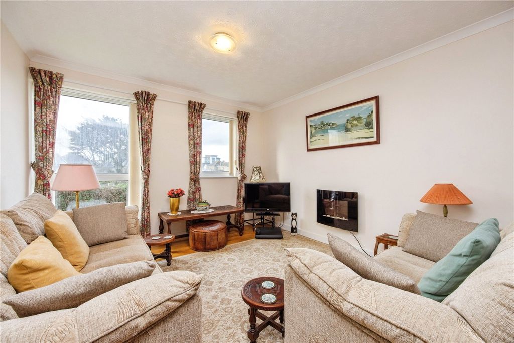 Property photo 3 of 26 Lounge Area