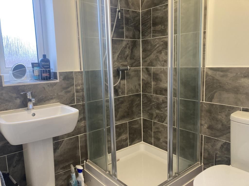 Property photo 3 of 9 Bathroom