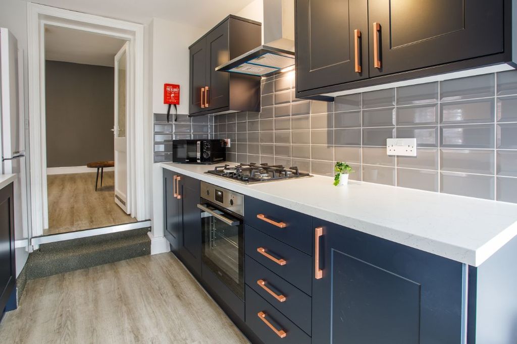 Property photo 3 of 8 66Hr - Kitchen