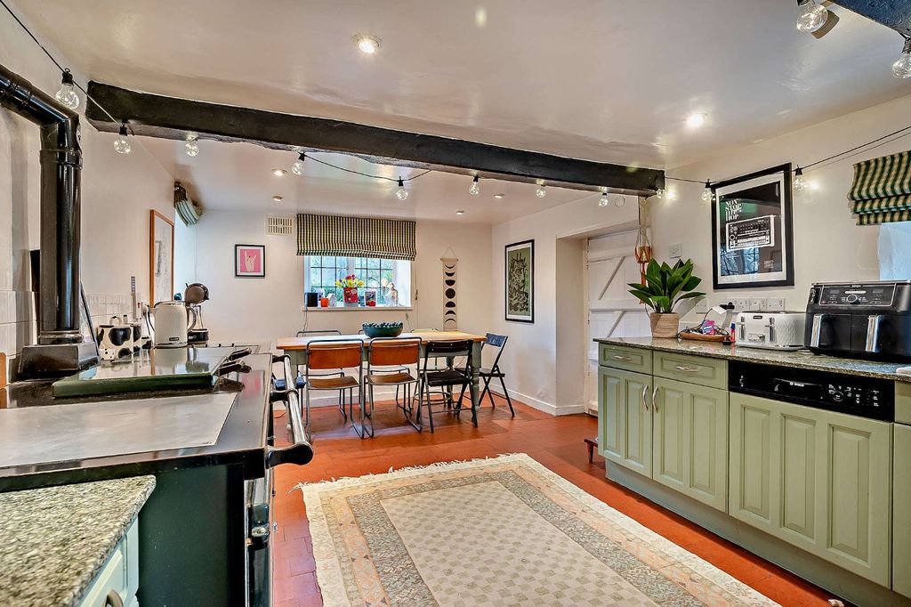 Property photo 3 of 11 Kitchen