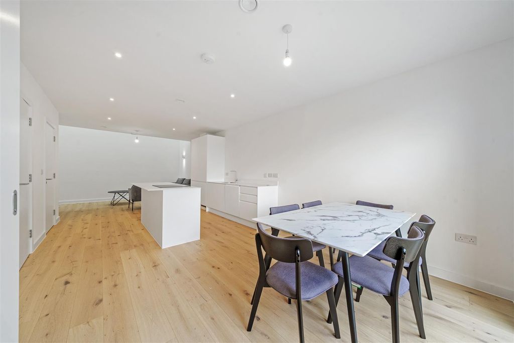 Property photo 3 of 12 1-681871459F7B9-1287292-Arw-1.Jpg