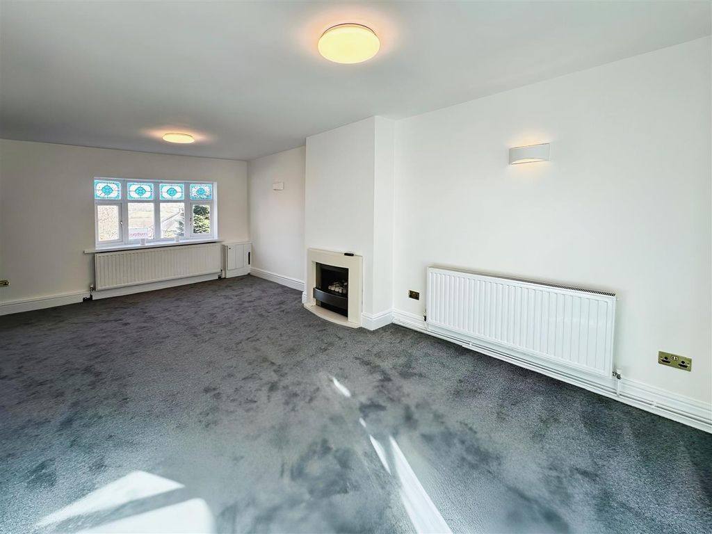 Property photo 2 of 33 Spacious Lounge