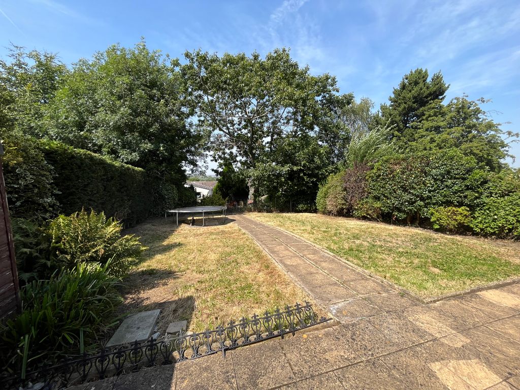 Property photo 2 of 10 Garden