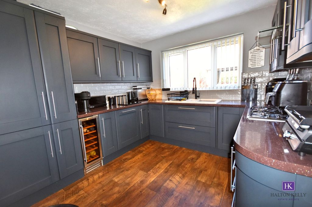 Property photo 3 of 25