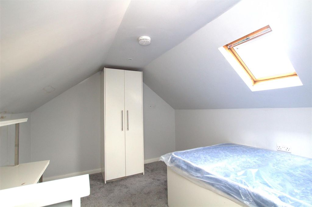 Property photo 3 of 13 Room 5.Jpg