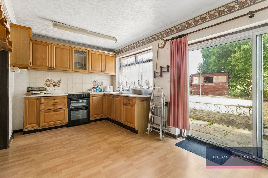Property photo 2 of 20 180820265_Tils_74 Woodgrange Avenue _En1 1En_009_W