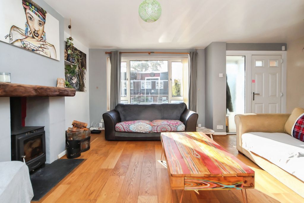 Property photo 3 of 17 Lounge