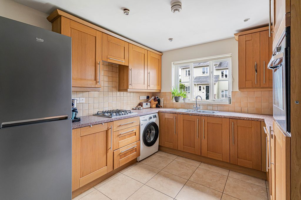 Property photo 3 of 19 Kitchen (2)