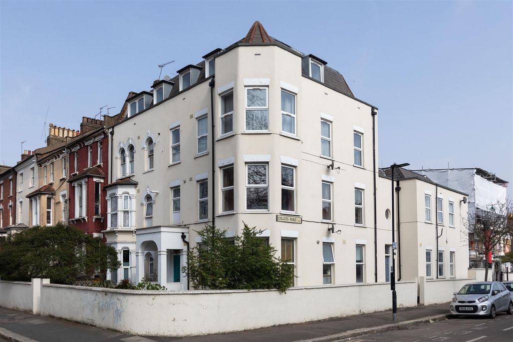 Property photo 1 of 10 Rainbow Court, E15