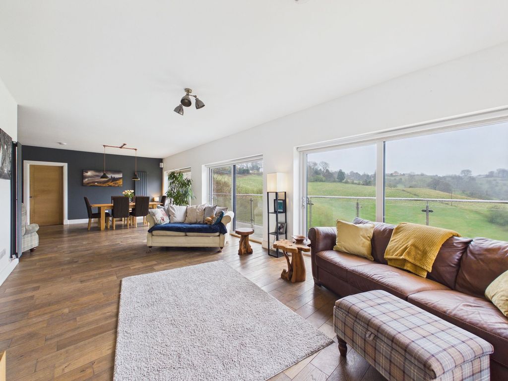 Property photo 3 of 31 Living Room