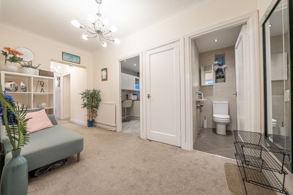 Property photo 3 of 27 70 Viceroy Close00025