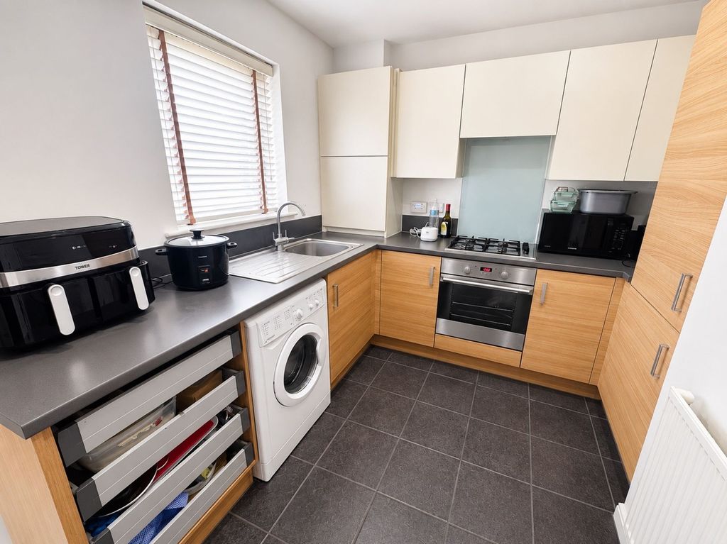 Property photo 3 of 9 Kitchen
