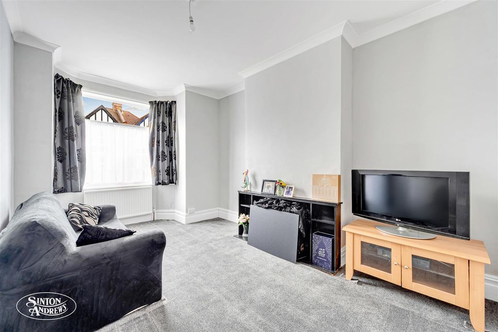 Property photo 2 of 13 25 Northcroft Road-3m.Jpg