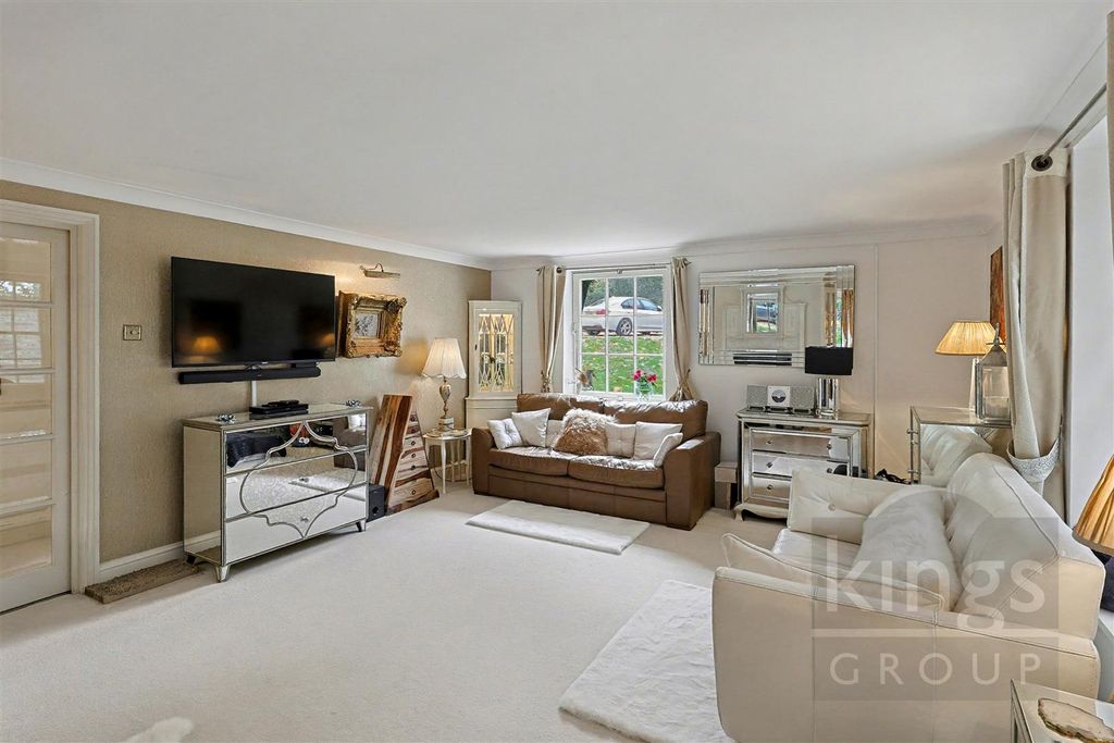 Property photo 3 of 32