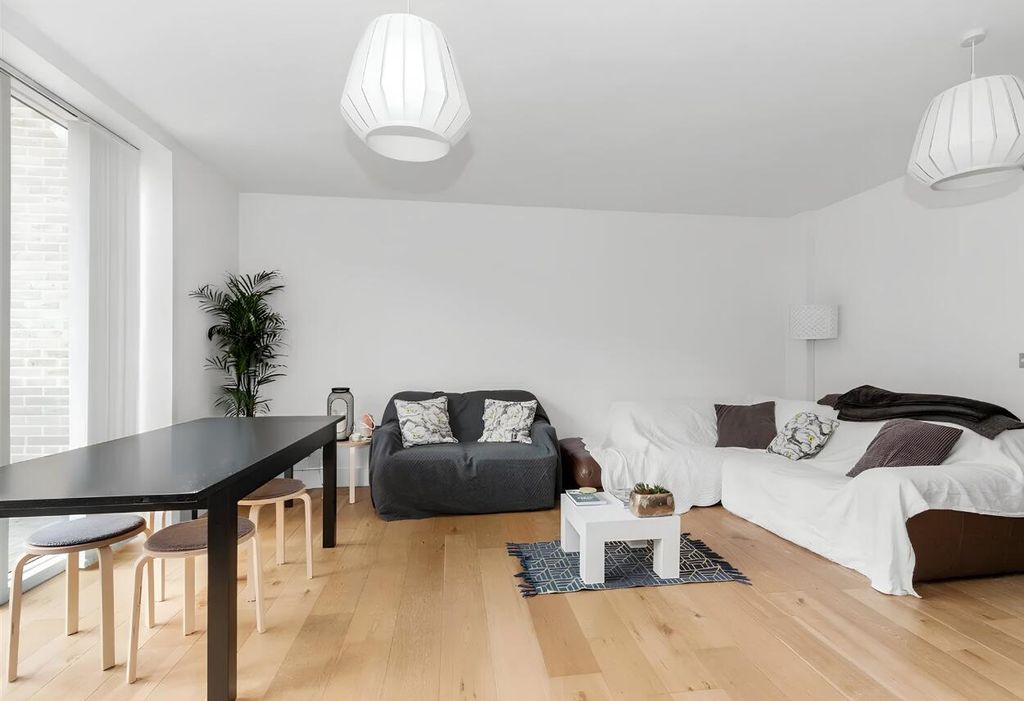 Property photo 1 of 12 Living Room