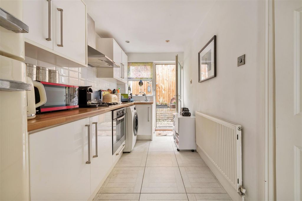 Property photo 3 of 12 High Road, Ig8