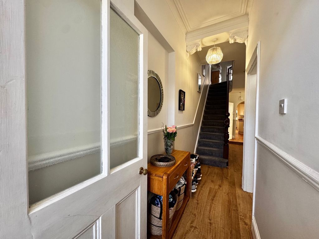 Property photo 2 of 19 Entrance Hall
