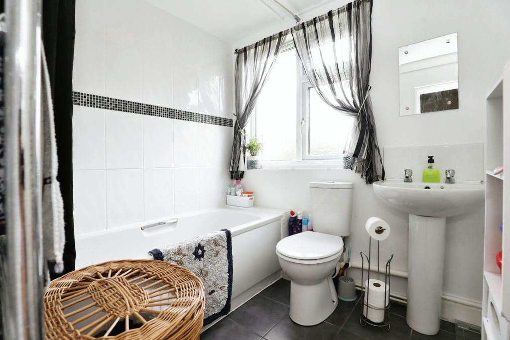 Property photo 3 of 7 Bathroom