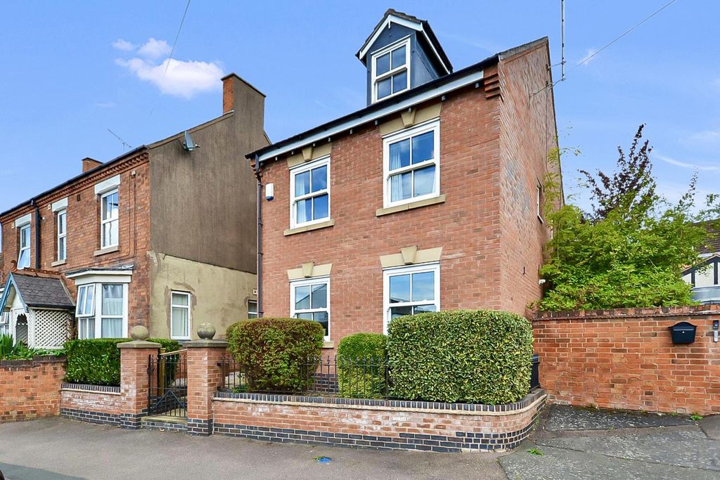 Property photo 1 of 43 Sp__394xI0Sgruvnlnegmq.Jpg