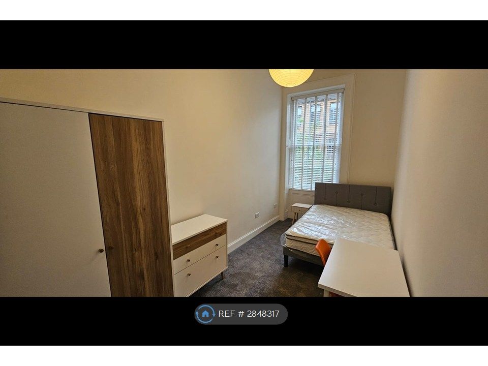 Property photo 2 of 8 Room 2 -£795