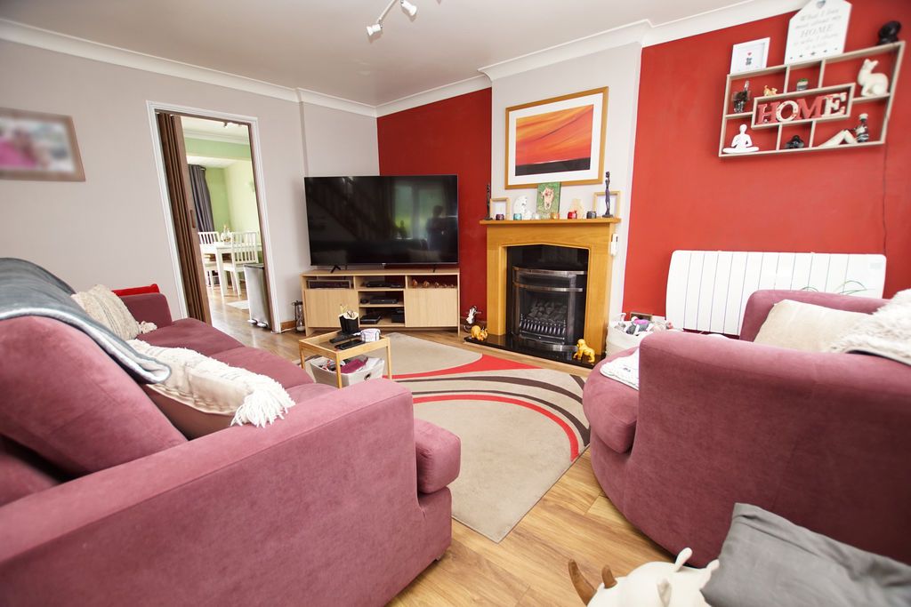 Property photo 2 of 11 Lounge