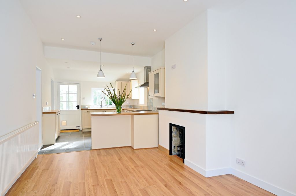 Property photo 3 of 8 Kitchen