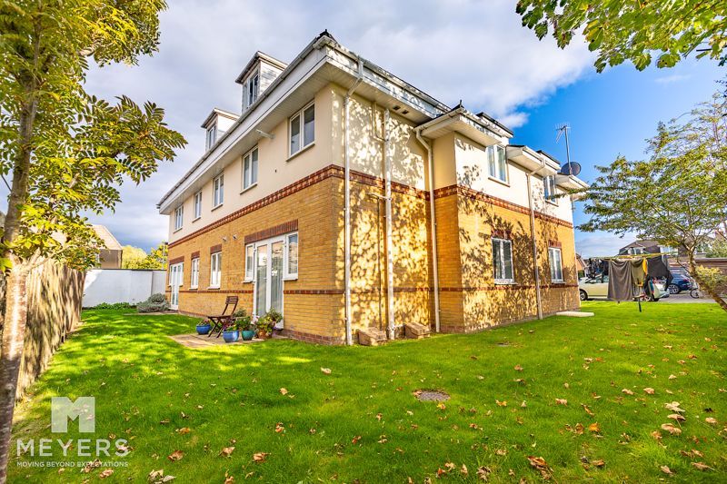 Property photo 1 of 8 Communal Gardens