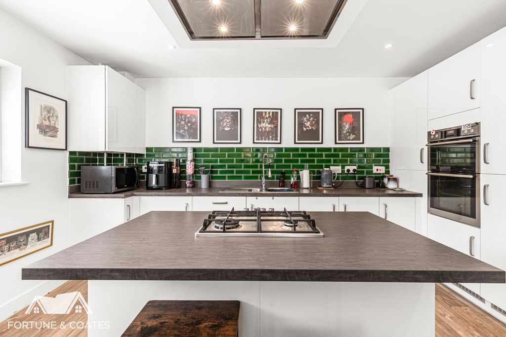 Property photo 2 of 30 Roundhouseway_32.Jpg