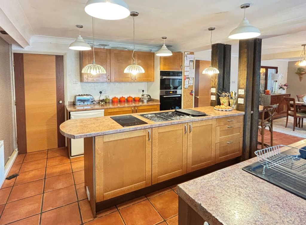 Property photo 2 of 27 Kitchen/Lounge8