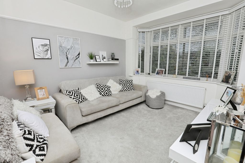 Property photo 2 of 15 Lounge