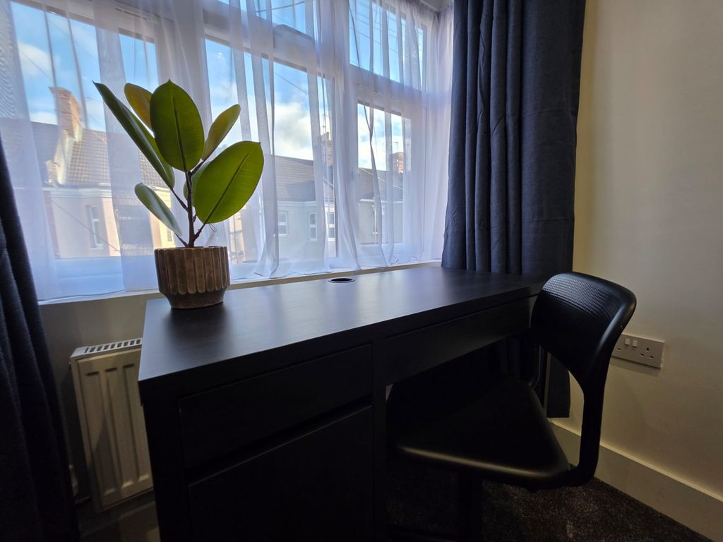 Property photo 2 of 15 38 Dale Road Room 4 (2).Jpeg