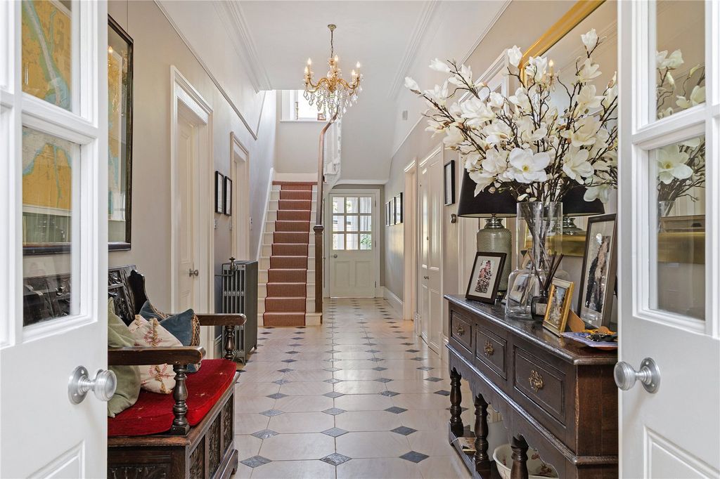 Property photo 2 of 18 Entrance Hall