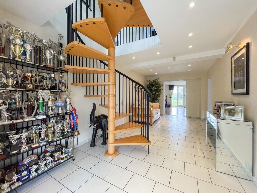 Property photo 2 of 23 4124053