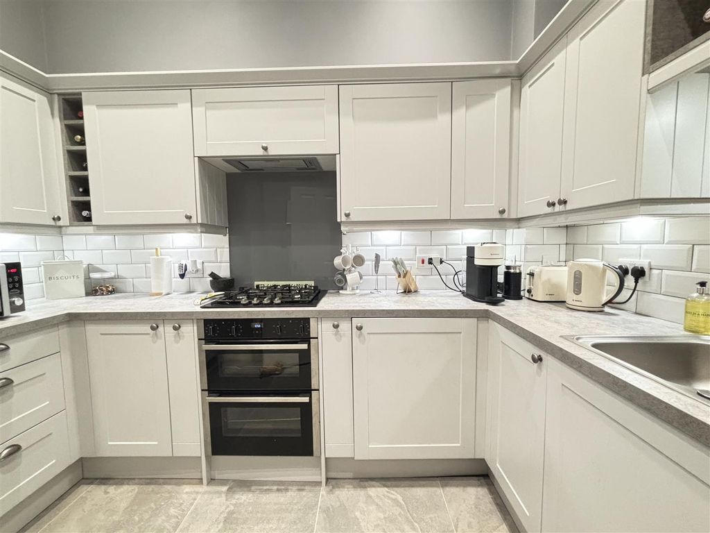 Property photo 3 of 16 Roffey Kitchen.Jpg