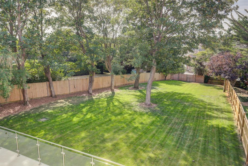 Property photo 3 of 34 Garden