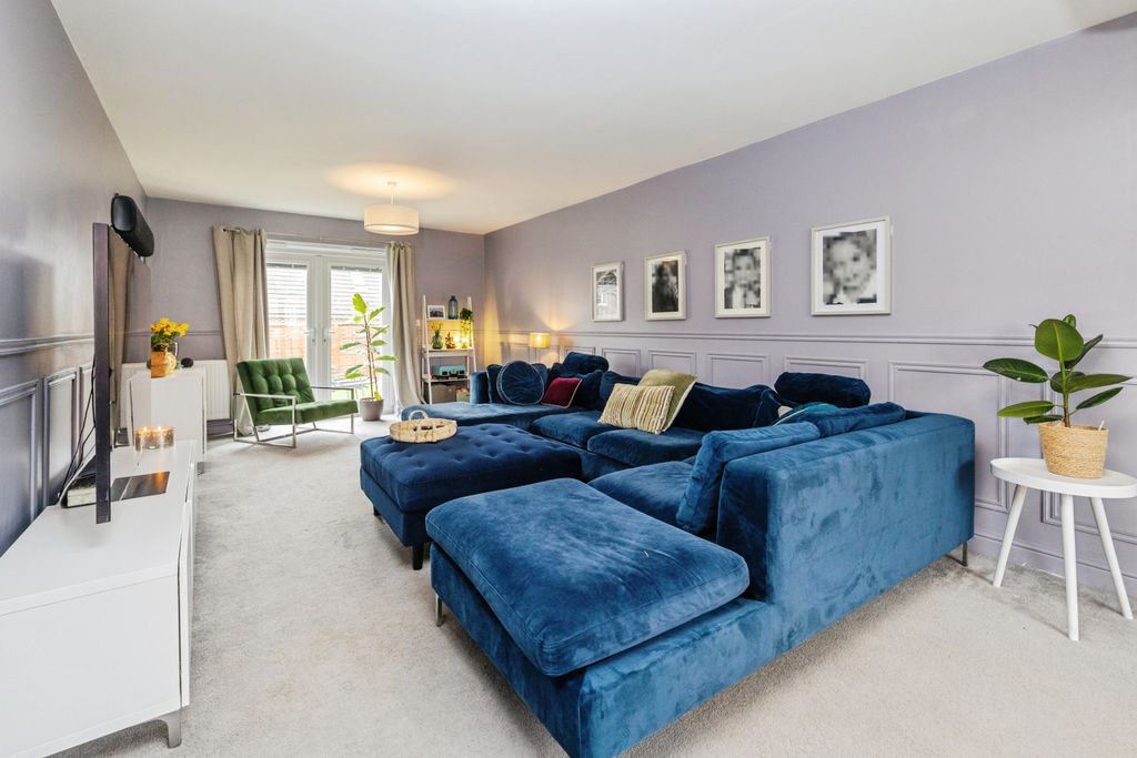 Property photo 3 of 21 Lounge