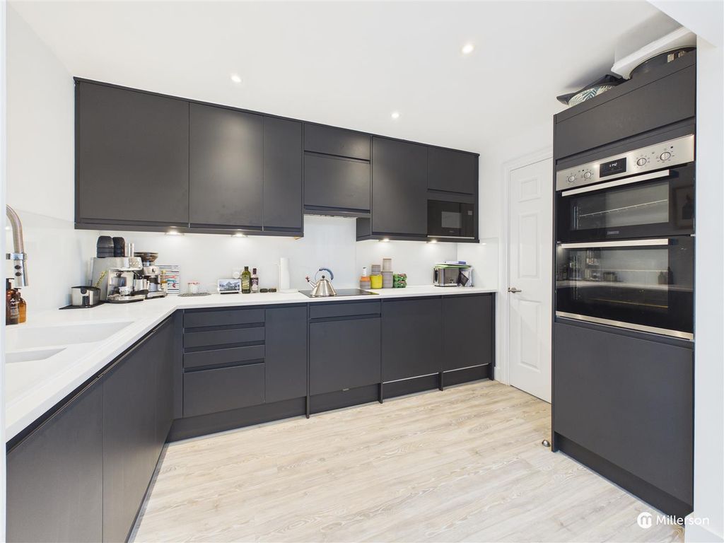 Property photo 3 of 18 Kitchen Area