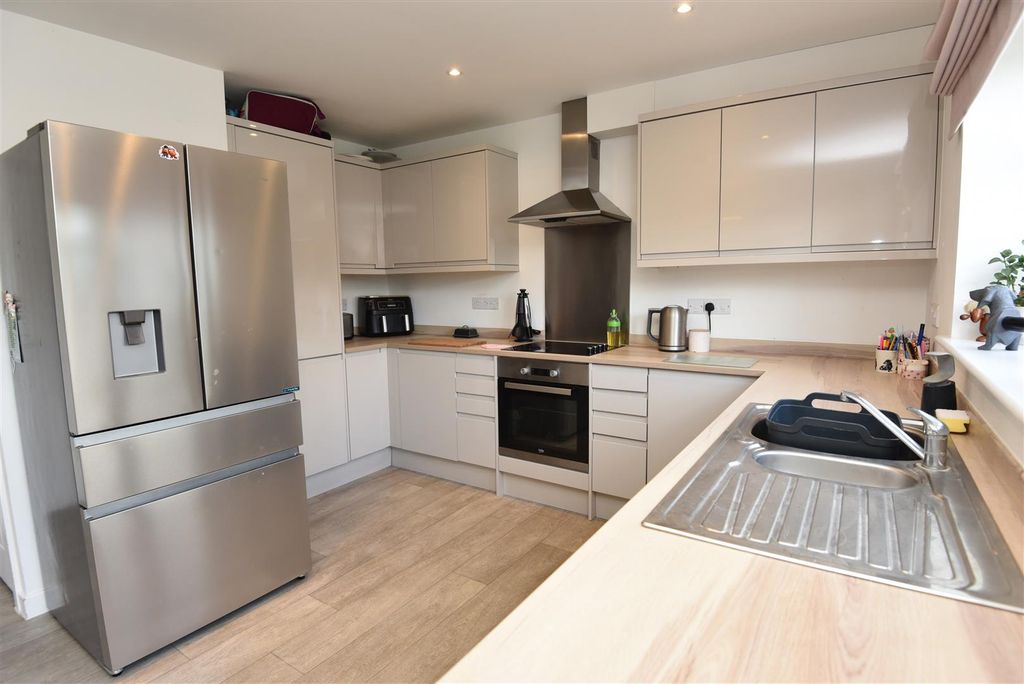 Property photo 3 of 12 Kitchen Area