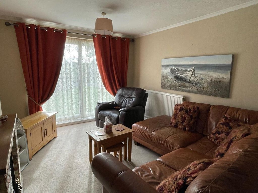 Property photo 3 of 18 Living Room