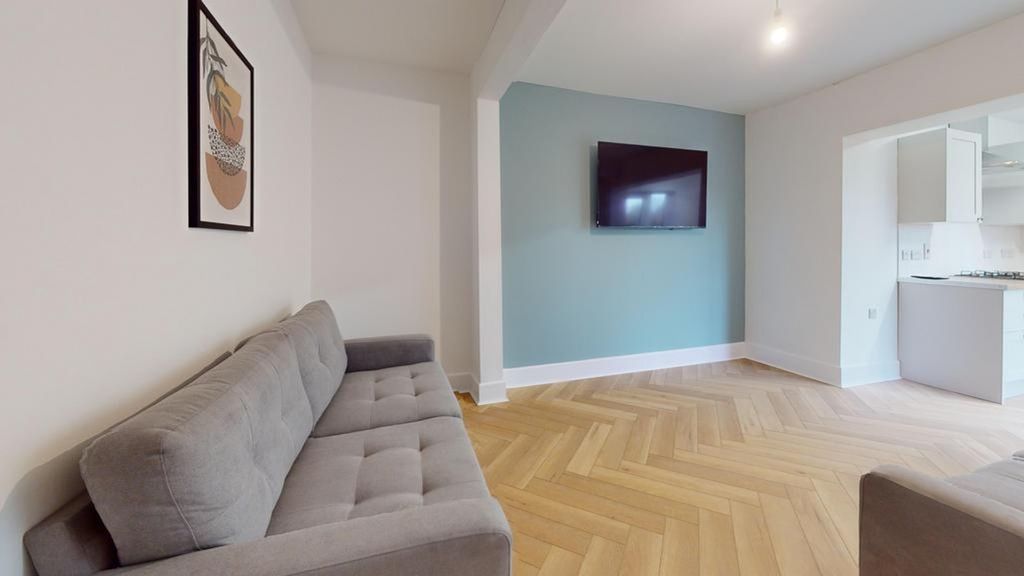 Property photo 3 of 16 A Spacious And Stylish Modern Living Room Featurin...
