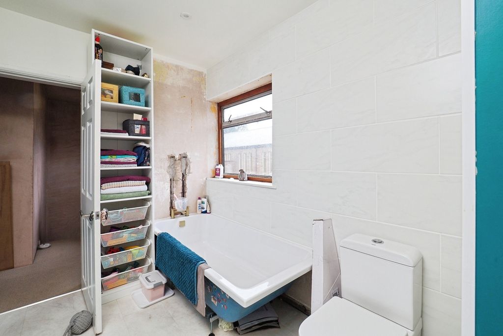 Property photo 3 of 16 Bathroom